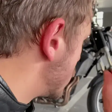 Motorradfahrer fährt